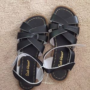 Black saltwater sandals - size 6